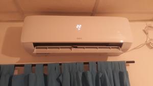 an apple air conditioner in a room with a curtain at Hermoso departamento de 1 dorm, con estacionamiento mediano in Resistencia