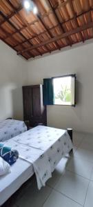 1 Schlafzimmer mit 2 Betten und einem Fenster in der Unterkunft Casa do Renato Lençóis in Lençóis