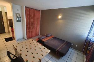 una stanza con un tavolo e una valigia sopra di 972D6 - Kaymit - Studio 20m2 a Schœlcher