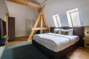 um quarto com uma cama com uma escada em numa I Laurel em Praga