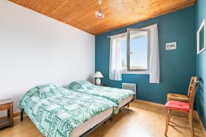 Giường trong phòng chung tại Givrand - maison vendéenne avec jardin pour 6