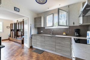 Nhà bếp/bếp nhỏ tại Givrand - maison vendéenne avec jardin pour 6 +28 ảnh