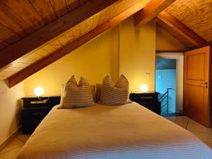 A bed or beds in a room at VILLA VICINUS - 120 mq - parking - garden
