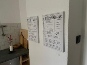 Deux panneaux sur un mur dans une cuisine dans l'établissement Apartment Wostspitze, à Bochum