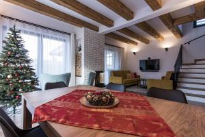 una sala de estar con un árbol de Navidad y una mesa en Holiday Home Kamienok 2, en Liptovský Mikuláš