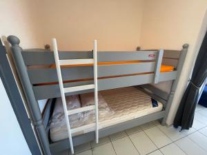 a small bunk bed in a room at Le Surf in Mimizan-Plage