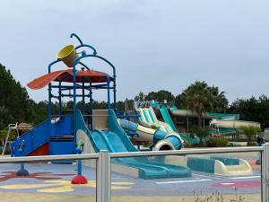 Basen w obiekcie MH 3 chambres, camping Les Dunes de Contis, Landes lub w pobliżu