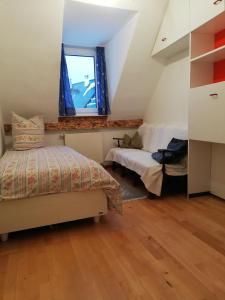 een slaapkamer op zolder met een bed en een raam bij Ferienwohnung Schuhhaus Ganster in Mariazell