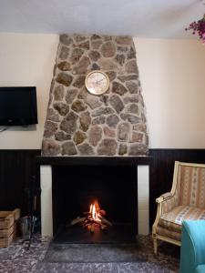 Televízia a/alebo spoločenská miestnosť v ubytovaní Casa Rural Las Raíces, Sierra de San Vicente