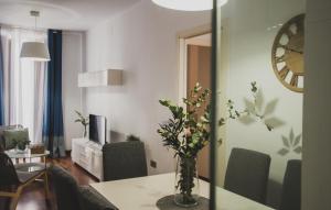 A seating area at AZZ Sevilla Torre de la Plata Apartamentos