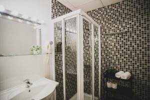 A bathroom at AZZ Sevilla Torre de la Plata Apartamentos