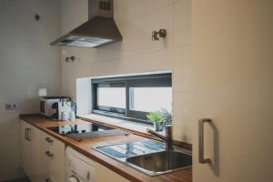 A kitchen or kitchenette at AZZ Sevilla Torre de la Plata Apartamentos