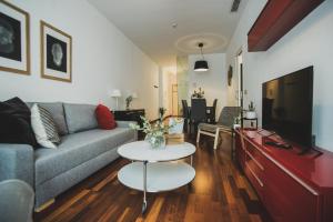 A television and/or entertainment centre at AZZ Sevilla Torre de la Plata Apartamentos