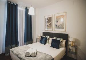 A bed or beds in a room at AZZ Sevilla Torre de la Plata Apartamentos