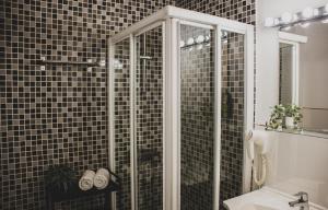 A bathroom at AZZ Sevilla Torre de la Plata Apartamentos