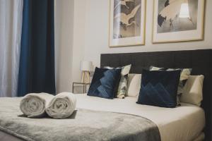 A bed or beds in a room at AZZ Sevilla Torre de la Plata Apartamentos