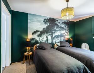 2 camas en una habitación con paredes verdes en Le Clos maison 3 chambres avec extérieur et parking Epernay centre, en Épernay