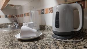 Příslušenství pro přípravu čaje a kávy v ubytování Apartamento San Agustín