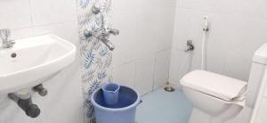 baño blanco con lavabo, aseo y lavamanos en Grass dew, en Yercaud