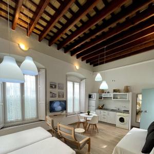 A kitchen or kitchenette at Apartamentos turísticos CASA de los BALCONES