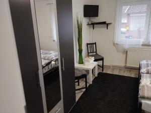 Zimmer mit einem Schlafzimmer mit einem Bett und einem Fenster in der Unterkunft Harzpension Haus Königskopf in Braunlage