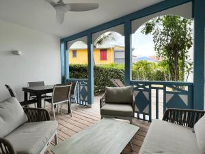Posezení v ubytování ET VOILA! Elegant one bedroom and beachfront apartment with pool!