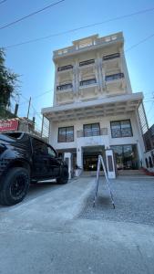 ポカラにあるHotel Fewa Tripの建物前に停車する黒車