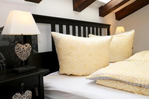 a bed with yellow and white pillows and a lamp at Ferienwohnung Frischluft in Garmisch-Partenkirchen