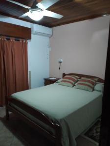 En eller flere senger på et rom på Casa Magali