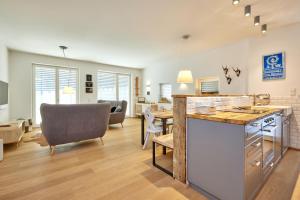 a kitchen and living room with a table and chairs at BergJuwel in Garmisch-Partenkirchen