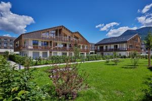 een uitzicht op een gebouw met een groene tuin bij Gams in Garmisch-Partenkirchen