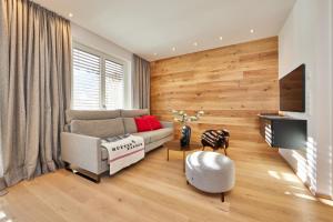 - un salon avec un canapé et une télévision dans l'établissement Huettenzauber, à Garmisch-Partenkirchen
