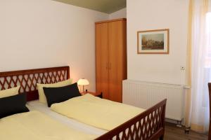ガルミッシュ・パルテンキルヒェンにあるFerienwohnung Zugspitzeのベッドルーム1室(ベッド2台、キャビネット付)