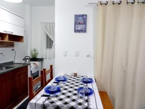 una mesa con platos azules en la cocina en Ap perto da praia, garagem privativa e wifi, en Florianópolis