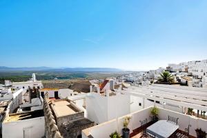 une vue depuis le toit d'un immeuble dans l'établissement Casa Chipiron, à Vejer de la Frontera