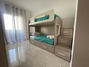 niewielka sypialnia z łóżkiem piętrowym i komodą w obiekcie Casa Anima Rosa w mieście Monopoli
