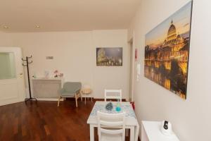 Un comedor con una mesa y sillas y un cuadro en la pared. en Aurelio Deluxe Rooms, en Roma