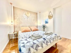 sypialnia z łóżkiem i dwoma ręcznikami na nim w obiekcie LE ROSACKER - Proche centre ville et gare - Terrasse - Parking gratuit 2 places - 2 chambres - 2 salles de bain - Netflix w mieście Colmar