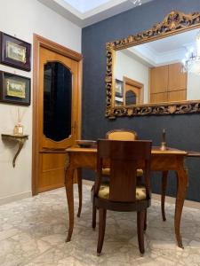 biurko z krzesłem i lustrem w pokoju w obiekcie Anna Rooms w mieście Aprilia