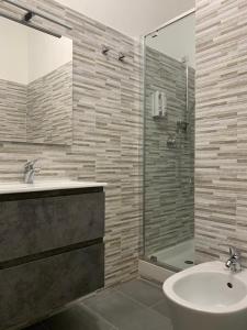 bagno con lavandino e doccia di Anna Rooms ad Aprilia