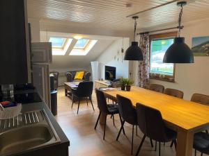 a kitchen and dining room with a table and chairs at Molltaler Appartements en b&b in Stall