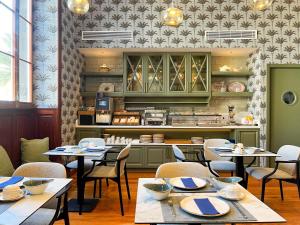 a restaurant with tables and chairs and a counter at Boutique Hotel Cordial Plaza Mayor de Santa Ana in Las Palmas de Gran Canaria