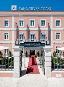 un edificio con tappeto rosso di fronte a un edificio di SANA Silver Coast Hotel a Caldas da Rainha