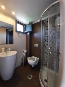 bagno con doccia, lavandino e servizi igienici di Panorama Dream Studios B a Vourvourou