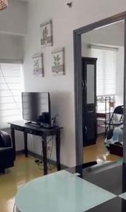馬尼拉的住宿－Marquinton Place City View，客房设有一张带电脑和镜子的书桌