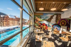 Bazén v ubytovaní Studio 24m2, 1 chambre pied des pistes alebo v jeho blízkosti