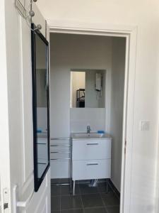 a bathroom with a sink and a mirror at Bel appartement T1 30m2 centre historique Aubagne in Aubagne