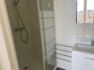 Kúpeľňa v ubytovaní Bel appartement T1 30m2 centre historique Aubagne