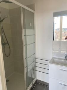 Kúpeľňa v ubytovaní Bel appartement T1 30m2 centre historique Aubagne + 27 fotografií