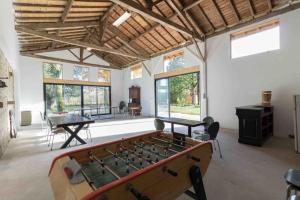 Habitación grande con mesa de billar. en Domaine des Airs de Toscane, en Cazères